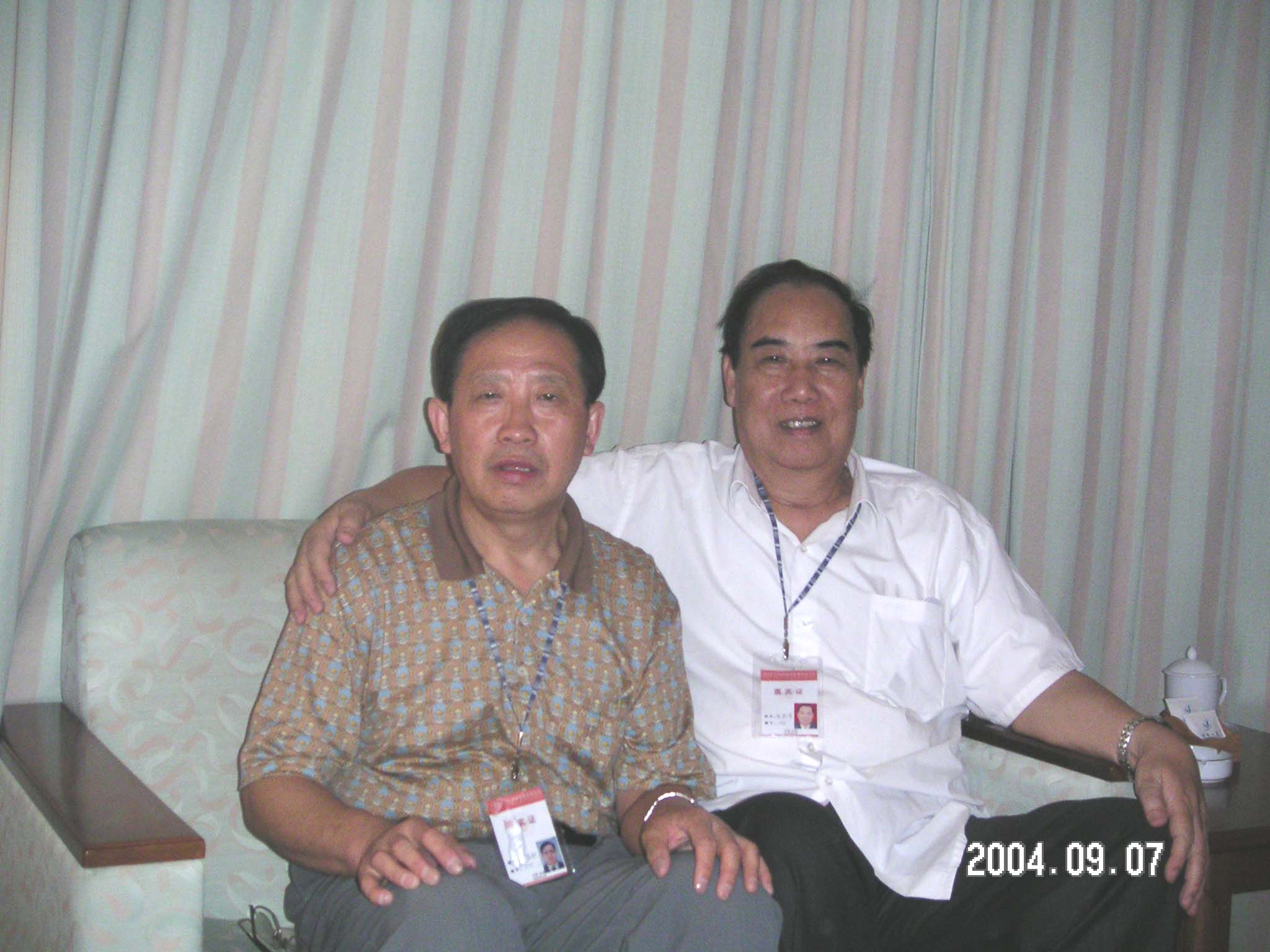 北京工業(yè)大學(xué)原校長(zhǎng)、中國(guó)工程院院士左鐵鏞教授（左）和岑烈芳教授合影
