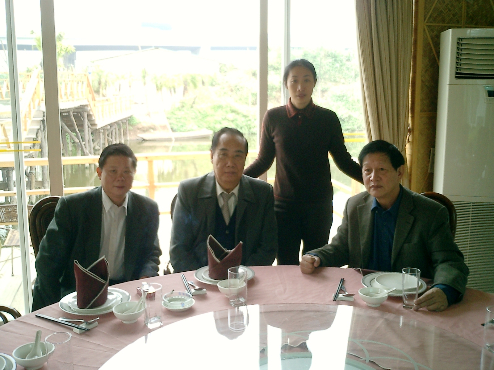 廣東省中醫(yī)藥亞健康專業(yè)委員會(huì)主任、廣東省中醫(yī)藥學(xué)會(huì)副會(huì)長(zhǎng)鄺日健教授（右一）岑烈芳教授合影